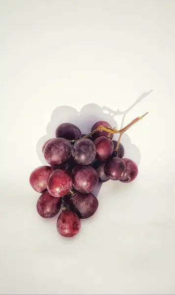 Kırmızı üzümler veya vitis vinifera fotoğraf nesnesinde gölge bir konsept ile fotoğraflanır..