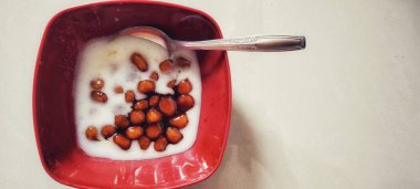Bubur Candil tatlı tadı ve çiğnenmiş dokusuyla ünlü geleneksel bir Endonezya yemeğidir. Candil lapası Endonezya mutfak kültürünün önemli bir parçası haline gelmiştir..