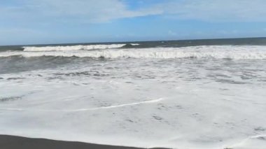 Endonezya 'nın tropikal adasındaki Asya plajının güzelliği, güzel denizde eğlenceli bir yaz tatilinde dalgaların tadını çıkar..