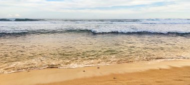 Öğleden sonra Endonezya 'nın tropikal adasında güzel Asya plajı güzel deniz doğasında yaz tatilinin tadını çıkarıyor..
