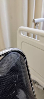 Hastane hastaları için bir yatak. Yatağın kenarında plastik ve alüminyumdan yapılmış destekler var. Hasta yataktan düşmesin diye koruma olarak kullanışlı..