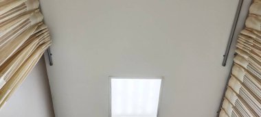 Hastanenin odasının arka plan görüntüsü yatalak bir hastanın perspektifinden. Klinik Sağlık Tedavi Odası Koğuşu