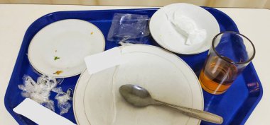 Hastane yemeklerinden sonra kirli tabaklar ve bardakların portresi, yemekten sonra hasta konsepti
