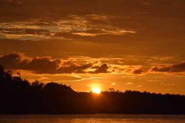 Malezya 'da güzel turuncu bulutlu gün batımı