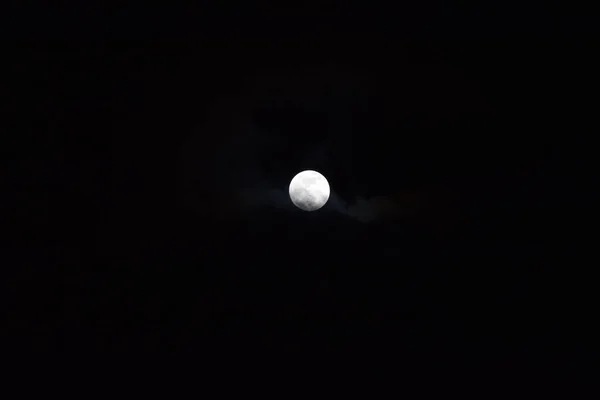 Una Luna Piena Luminosa Una Notte Limpida — Foto Stock