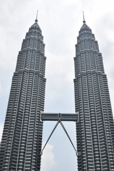 ペトロナスツインタワーはマレーシアのクアラルンプールにある88階建ての超高層ビルで 451 9メートルに位置しています 1998年から2004年まで 彼らは正式に世界で最も高い建物でした — ストック写真