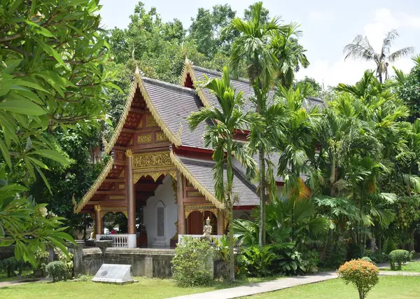 Chiang Mai, Tayland 'daki kırmızı ve altın rengi Tayland Tapınağı.