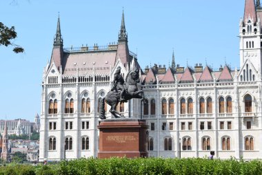 Macaristan Parlamento Binası, Macaristan Ulusal Meclisi 'nin merkezidir. Macaristan 'ın Budapeşte, Tuna' nın doğu kıyısındaki Kossuth Meydanı 'nda yer almaktadır.