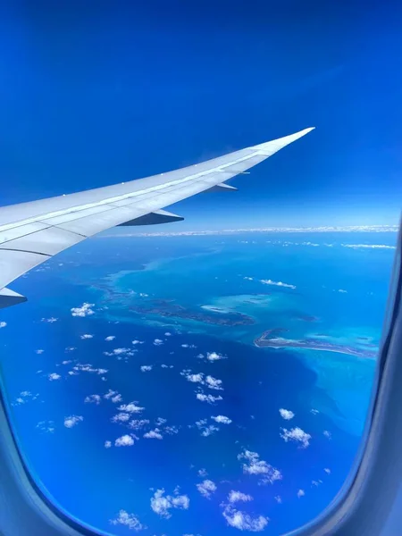 Vista Janela Avião Mar Azul Asa Avião — Fotografia de Stock