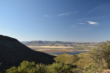 Terkedilmiş Vadi, Graaff-Reinet kasabasını çevreleyen eşsiz bir Karoo peyzajı ve ekosistemidir. Dikey kayalıklar ve dolerit sütunları vadinin zemininden 120 metreye kadar uzanıyor..