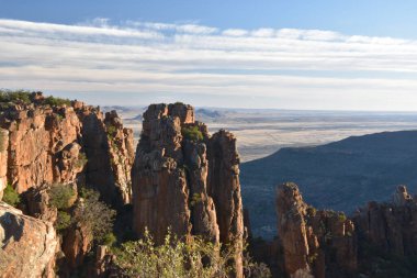 Terkedilmiş Vadi, Graaff-Reinet kasabasını çevreleyen eşsiz bir Karoo peyzajı ve ekosistemidir. Dikey kayalıklar ve dolerit sütunları vadinin zemininden 120 metreye kadar uzanıyor..