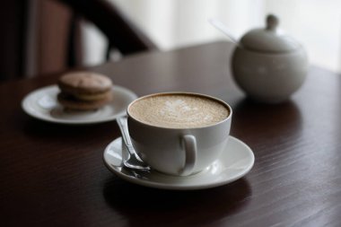 Ahşap arka planda bir kahve fincanı.