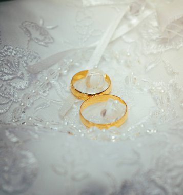 Gelinin damadının masasında alyanslar.