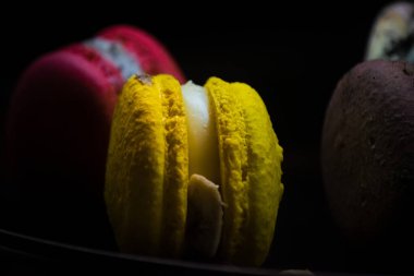 Ahşap arka planda renkli badem kurabiyeleri. Tatlı ve lezzetli..