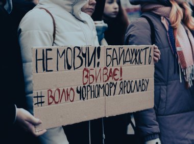 Ukrayna mitingindeki insanlar