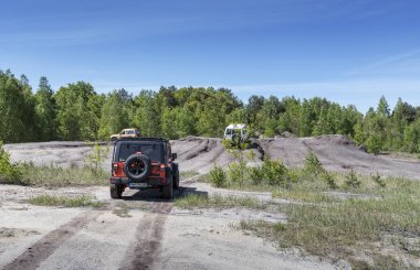 İlkbaharda tekdüze giden 3 araba.