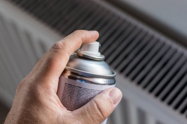 Bir ısıtma kaloriferi boya