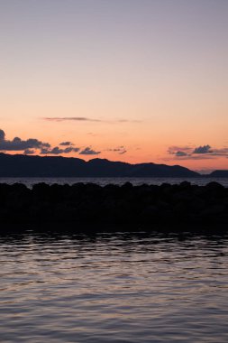 Güzel gün batımı Gökyüzünde turuncu bulutlar.