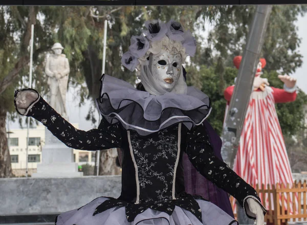Karnaval için Venedik tarzı maske. Karnaval sırasında Heraklion şehrinin merkezinde sergilendi.