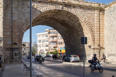Heraklion, Girit-Yunanistan - 14 Mayıs 2021: Heraklion 'daki Venedik duvarlarından açılan Chanioportaa kapısı trafiğin yoğun olduğu bir günde.