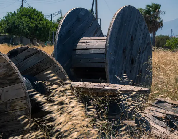 Terk edilmiş ahşap kablo makaraları.