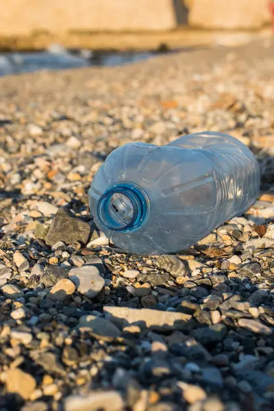Plajdaki plastik şişe.