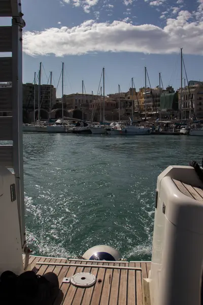 Heraklion, Girit Adası, Yunanistan. 11 Kasım 2019. Eski Venedik Heraklion Limanı manzarası, şehir, marina ve yelkenli tekneler..