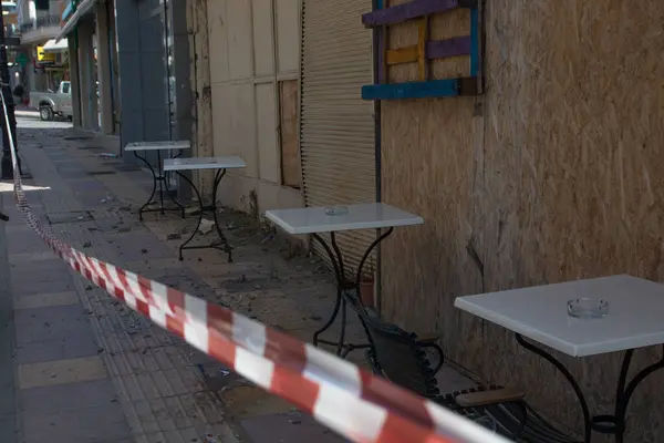 Heraklion, Girit, Yunanistan, 28 Eylül 2021: Arkalochori kasabasında meydana gelen yıkıcı depremden bir gün sonra. Sokaktaki döküntüler.