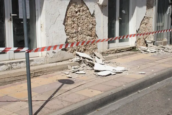 Heraklion, Girit, Yunanistan, 28 Eylül 2021: Arkalochori kasabasında meydana gelen yıkıcı depremden bir gün sonra. Hasarlı binalar, kaldırımdaki döküntüler