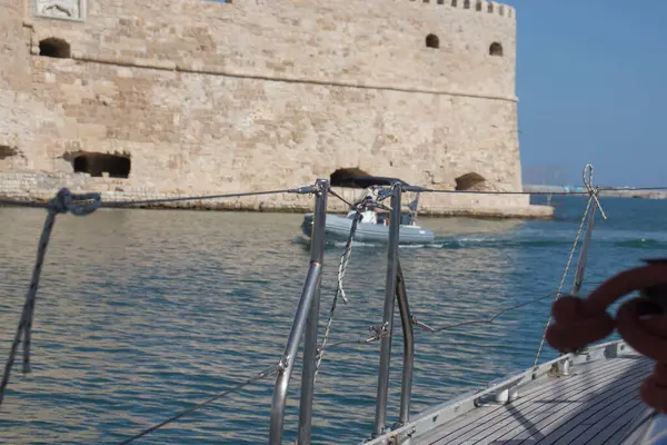 Heraklion, Girit Adası, Yunanistan. 11 Kasım 2019. Venedik 'in Heraklion Limanı' ndaki eski Koules Kalesi manzarası