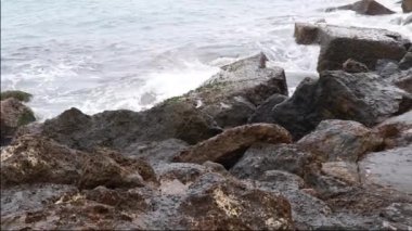 Akdeniz kıyısındaki kayalara vuran dalgalar