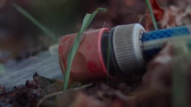 Suyu açık kalmış bahçe hortumunun yakın görüntüsü. Hortumla suluyorum. Ağaç sulama.