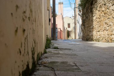 Girit 'te geleneksel evlerle dolu küçük bir sokak. Aşağıdan görüntüle