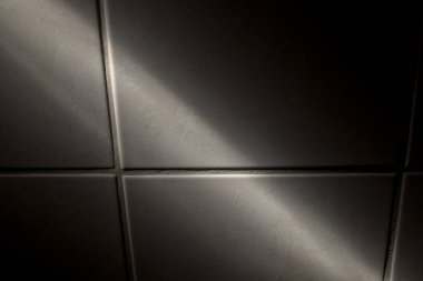 Banyo fayansları üzerinde dramatik ışık