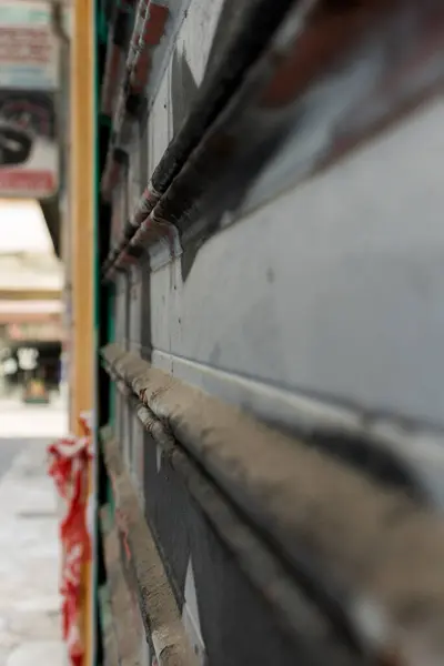 Kapalı dükkan vitrini ve üzerinde grafiti olan manzarayı kapat.