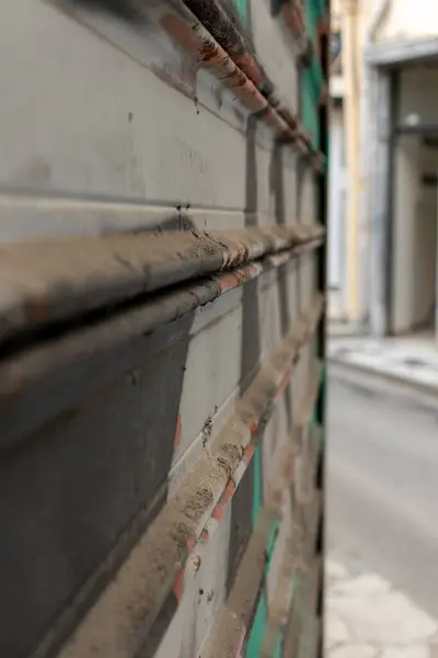 Kapalı dükkan vitrini ve üzerinde grafiti olan manzarayı kapat.