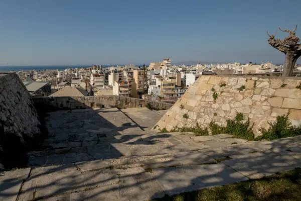 Heraklion şehri, Kazantzakis 'in mezarından Venedik Duvarları' nın üstünden görünüyor..
