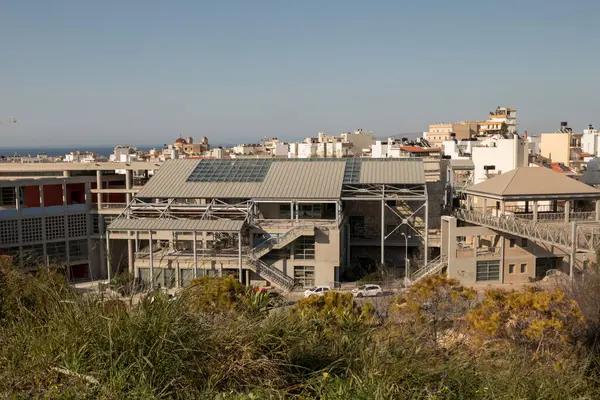 Heraklion şehri, Kazantzakis 'in mezarından Venedik Duvarları' nın üzerine. Yeni kültür merkezi manzarası.