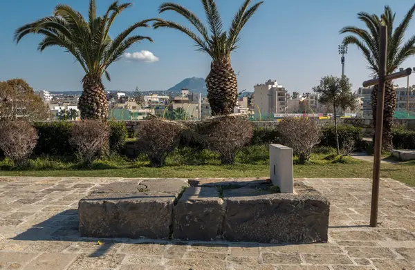 Heraklion, Girit-Yunanistan 2 Nisan 2021: Heraklion, Girit, Yunanistan. Ünlü Yunan yazar Nikos Kazantzakis 'in mezarı.