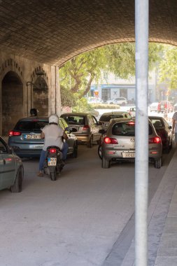 Heraklion, Girit-Yunanistan - 10 Ağustos 2022: Heraklion şehir merkezinde belediye tarafından yapılan yol çalışmaları. Venedik Duvarları Altında Çalışıyor.