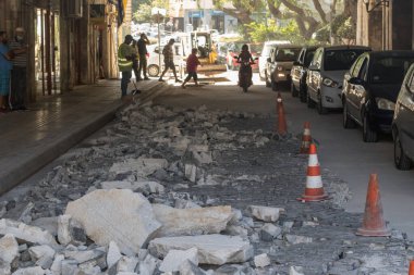 Heraklion, Girit-Yunanistan - 10 Ağustos 2022: Heraklion şehir merkezinde belediye tarafından yapılan yol çalışmaları. Venedik Duvarları Altında Çalışıyor.