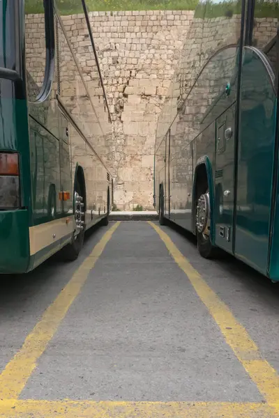 Otobüs parkının alçak açılı görüntüsü. Yunanistan 'daki yeşil otobüslerin manzarasını kapat.