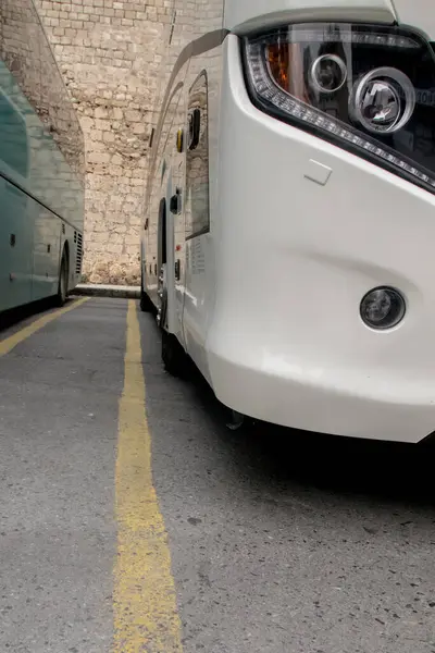 Otobüs parkının alçak açılı görüntüsü. Otobüsün görüntüsünü kapat
