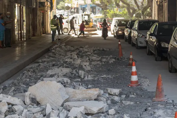 Heraklion, Girit-Yunanistan - 10 Ağustos 2022: Heraklion şehir merkezinde belediye tarafından yapılan yol çalışmaları. Venedik Duvarları Altında Çalışıyor.