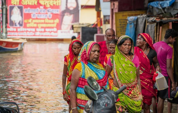 stock image Women in traditional Hindu saris return from a ceremony at Harish Schandra Ghat on the Ganges, Varanasi, Uttar Pradesh, India.