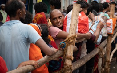 Ganesha Festivali 'nde Ganesha' da ayin için kuyrukta bekleyen bir kalabalık..