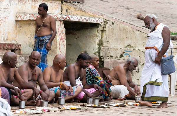 Grupo Familiar Hombres Hindúes Ganges Varanasi Durante Una Ceremonia Ceremonial — Foto de Stock