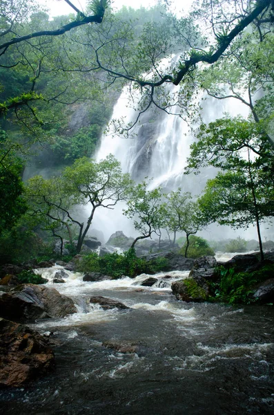 Temporada Lluvias Tailandia Tenía Fuertes Lluvias Bosque Entonces Río Tenía — Foto de Stock