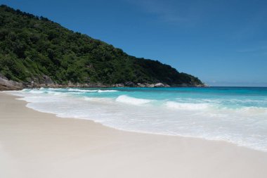 Similan Adası, Ulusal Park 'ta güzel bir yerdir ve Adaman Denizi' nde ünlü bir turistir.