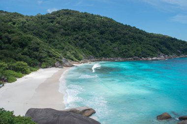 Similan Adası, Ulusal Park 'ta güzel bir yerdir ve Adaman Denizi' nde ünlü bir turistir.